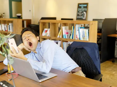 定期的な連絡や業務報告が一切ない